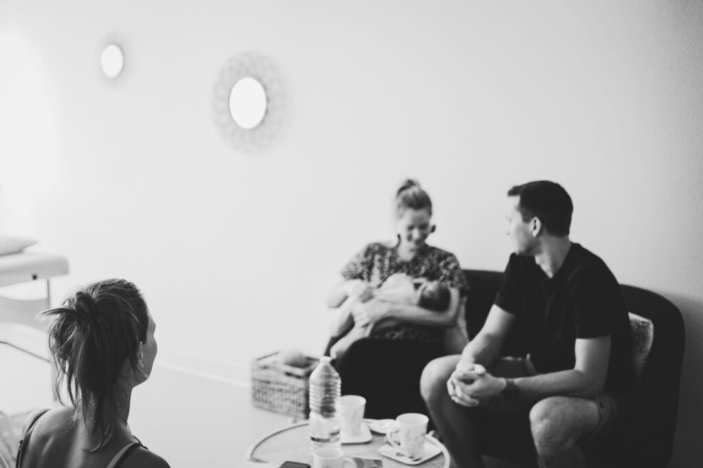 Jeunes parents et leur bébé lors d'un accompagnement postnatal