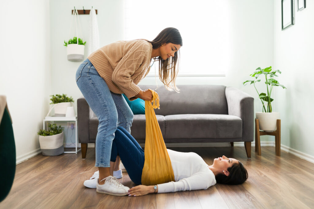 Serrage du bassin au rebozo après l'accouchement