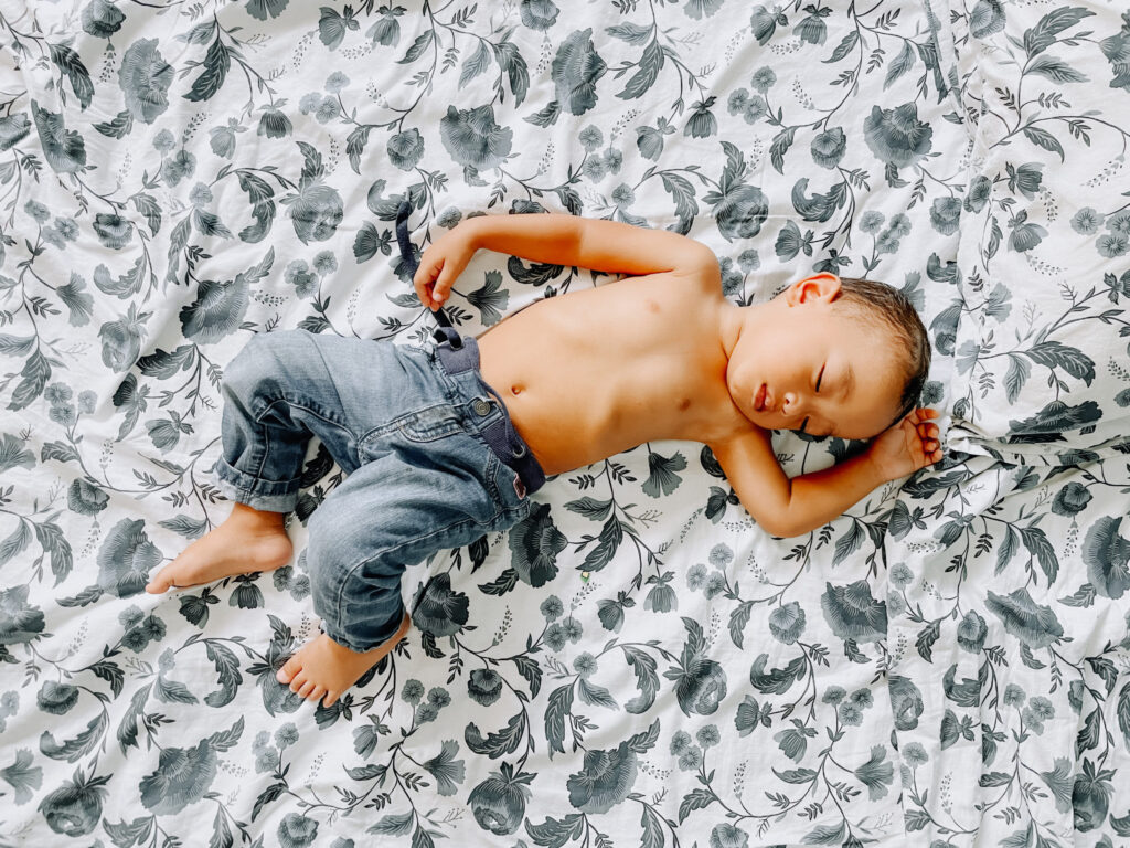 Bébé endormi paisiblement sur une couverture fleurie