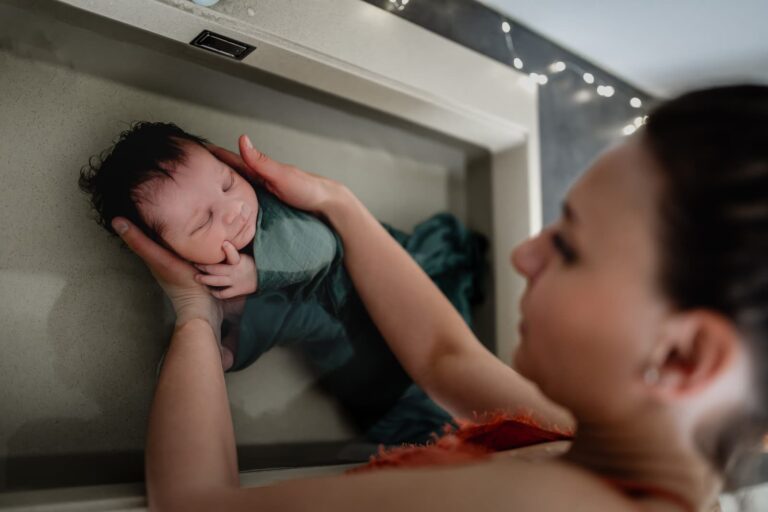 Nouveau-né détendu dans l'eau chaude de son bain thérapeutique