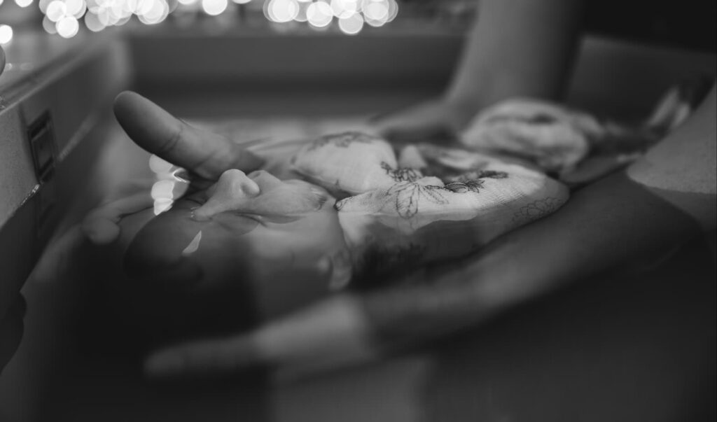 Jeune maman et son bébé dans un moment de détente après la naissance