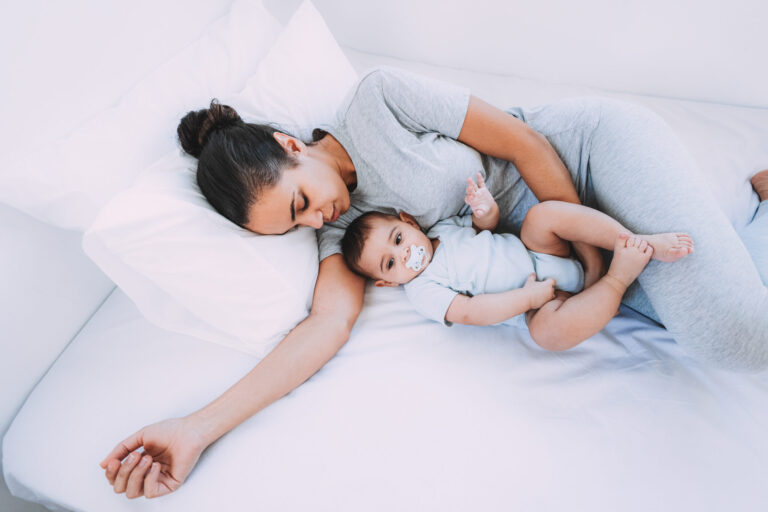 Maman et bébé endormis ensemble dans un grand lit